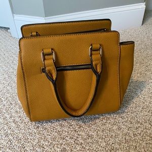Tan / gold handbag